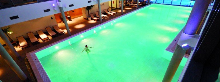 The freshwater indoor pool in the Fontane Therme bathing world