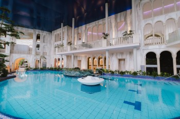 The entrance to the VitalTherme has been redesigned. It is now also home to Polaris, a 20-meter-long cold plunge pool — the perfect cool-down after a sauna session.