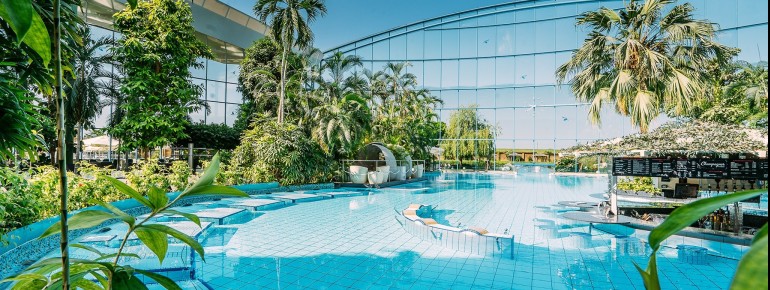 In Erding, you’ll find the largest thermal spa in the world, featuring thousands of palm trees and orchids. Parts of the roofs can even be opened.