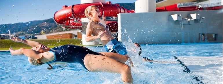Bathing fun for families in the active pool