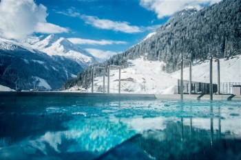A highlight during the cold season: the year-round heated outdoor pool with a view of the wintery mountain landscape.