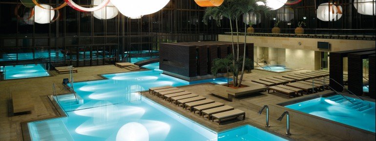 The interior also shines with perfect design. Light globes provide harmonious lighting into the evening hours. The 15 indoor pools are open all year round.