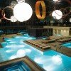 The interior also shines with perfect design. Light globes provide harmonious lighting into the evening hours. The 15 indoor pools are open all year round.