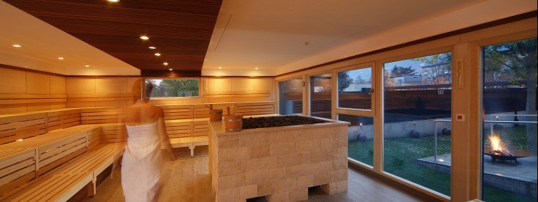 The Finnish sauna offers space for up to 100 sauna lovers, who like to gather especially during infusions. An average of 95 degrees will make you sweat!