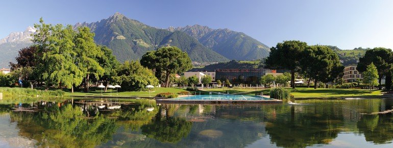 This wonderful panoramic view awaits visitors to Terme Merano. The spa is located in the center of the spa town, directly on the river Passer. A dreamlike place to relax!
