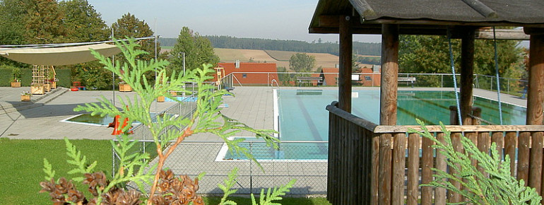 Der Bademeister überblickt das komplette Areal von Kinderbecken bis zum Hauptbecken