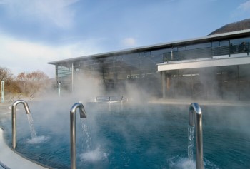 Thermalbaden mit Retro-Charme: In den AlbThermen Bad Urach trifft echtes Heilwasser auf stilvolles 70er-Jahre-Ambiente.