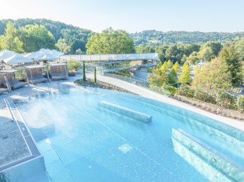 Im ganzjährig beheizten Infinity Pool verschmilzt das 35 °C warme Thermalwasser mit der südburgenländischen Landschaft.
