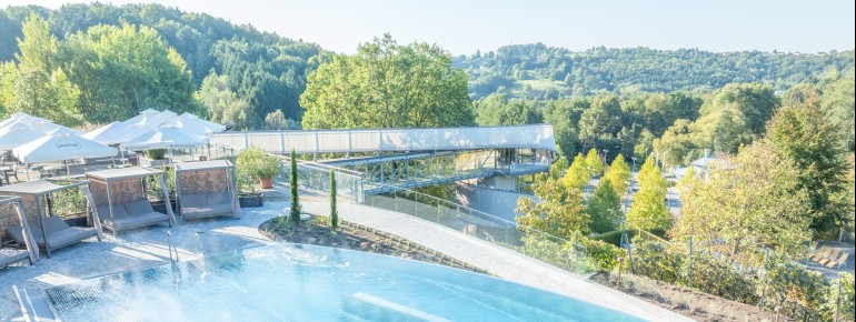 Im ganzjährig beheizten Infinity Pool verschmilzt das 35 °C warme Thermalwasser mit der südburgenländischen Landschaft.