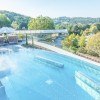 Im ganzjährig beheizten Infinity Pool verschmilzt das 35 °C warme Thermalwasser mit der südburgenländischen Landschaft.