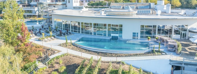 In Badolins Welt warten Kinderbecken, Aqua Splash Pad und Spielplatz auf die jüngsten Thermengäste.