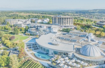 Die Saunalandschaft bietet auf 2.200 Quadratmetern neun verschiedene Saunen – von der Finnischen Sauna bis zum aromatischen Kräuterdampfbad.