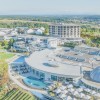 Die Saunalandschaft bietet auf 2.200 Quadratmetern neun verschiedene Saunen – von der Finnischen Sauna bis zum aromatischen Kräuterdampfbad.