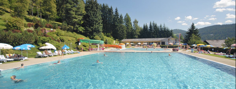 Im großen Außenbecken kannst du in Ruhe deine Bahnen ziehen.