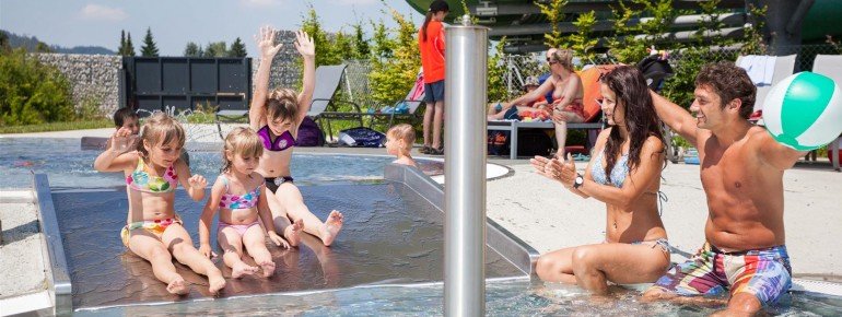 Im Außenbecken für Kinder ist Spaß garantiert.