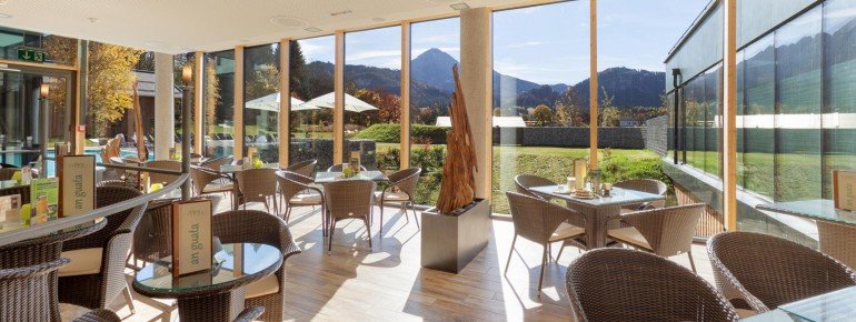 Im Restaurant haben Gäste einen herrlichen Ausblick auf die umliegende Bergwelt der Allgäuer Alpen.