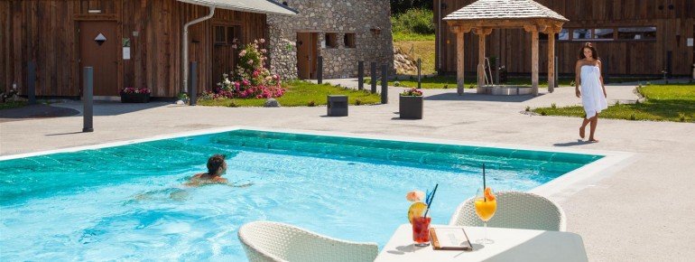 Der Saunagarten der Alpentherme Ehrenberg lädt zum gemütlichen Verweilen ein.