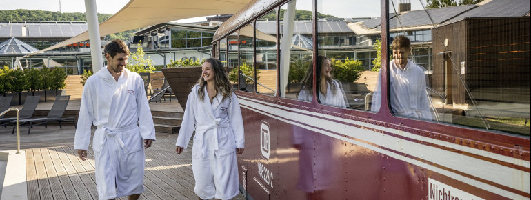 Der Schienenwaggon verspricht eine besondere Sauna-Atmosphäre.