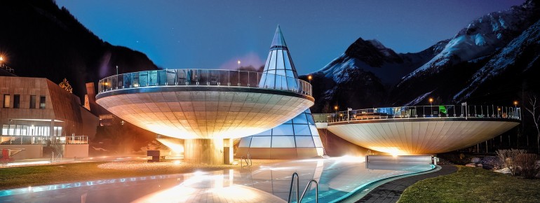 Jeden Freitag die Ötztaler Sterne beim "Mondscheinbaden" bestaunen. Die Therme hat da bis 24:00 Uhr geöffnet.