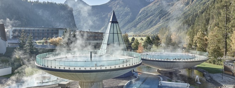 Genieße ein Gefühl der Schwerelosigkeit in den Schwebeschalen.