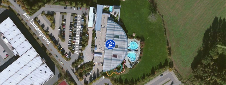 Das Freizeitbad Aqua Marien aus der Luft gesehen. Direkt davor befinden sich zahlreiche Parkplätze.