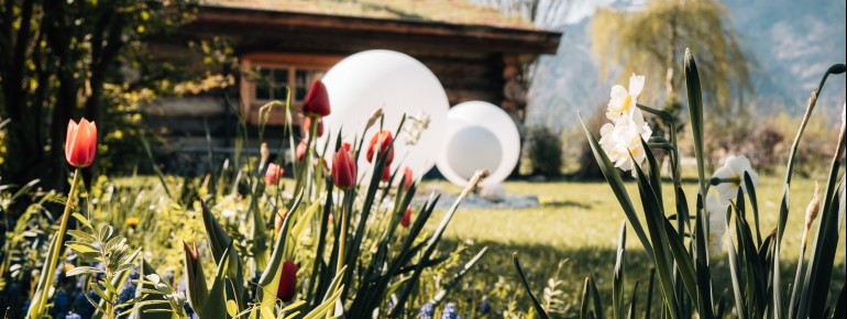 Das Aqua Salza ist von einem blühenden Garten umgeben.