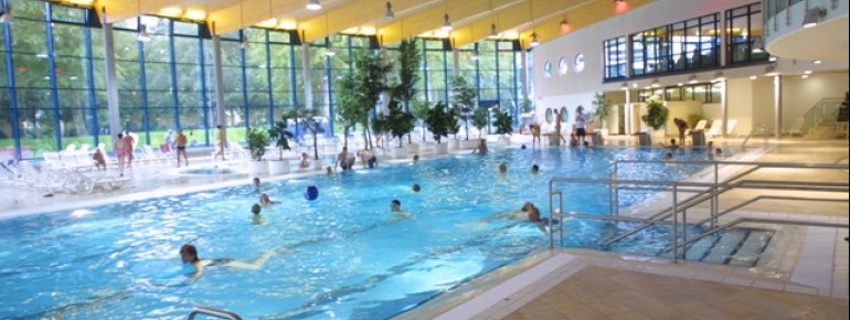 Im Innenbereich der Aquadrom Wasserwelt in Graal-Müritz befindet sich ein 25-Meter-Becken, ein Kinderbecken und ein Sprudelkanal.
