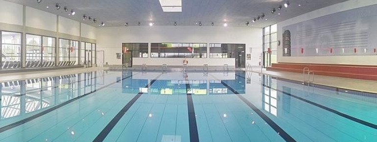 Das Sportbecken bietet sechs Bahnen.