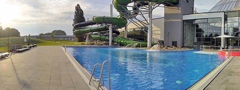 Das Außenbecken ist das ganze Jahr geöffnet.