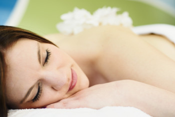 Eine entspannende Massage kann vorab per Telefon, E-Mail oder an der Kasse gebucht werden.