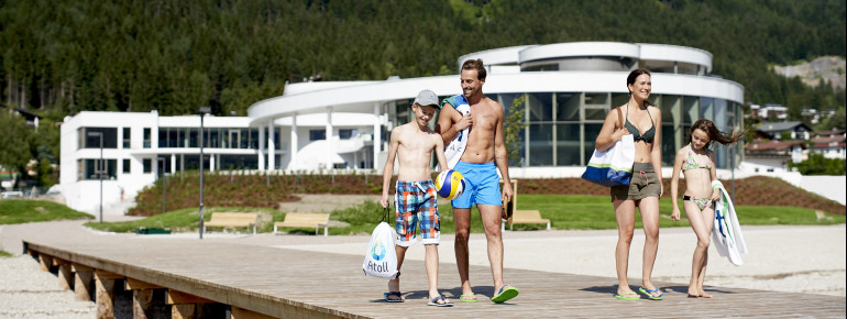 Das SEE-Bad bietet neben Liegefläche und Abenteuerspielplatz auch mehrere Stege ins Wasser.