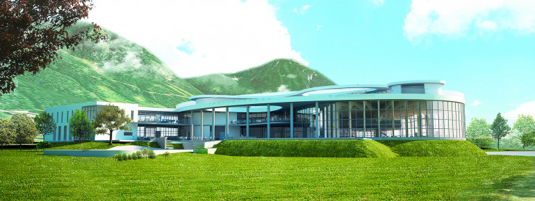 Mit vielen Fensterfronten und einem flachen Bau wurde das Atoll Achensee perfekt in die Uferlandschaft integriert.