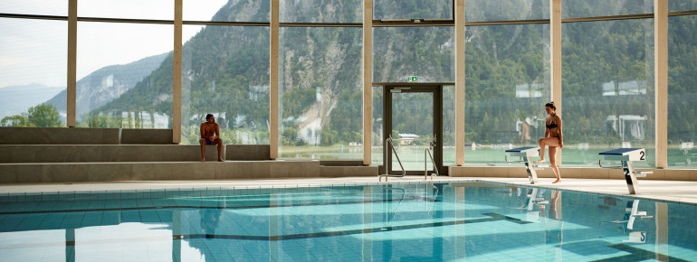 Das Sportbecken hat eine Länge von 25 Metern und eignet sich somit perfekt zum Bahnenziehen.