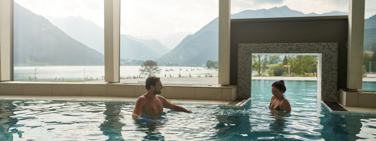 Vom Innenbereich führt ein breiter Schwimmkanal in das großzügige Außenbecken.