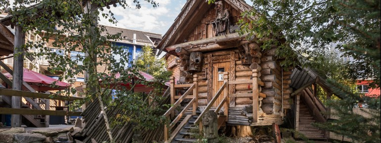 Die russische Sauna Hühnerfußbanja wird auf 70 Grad erhitzt.