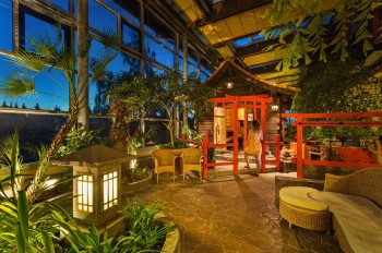 Im japanischen Saunagarten erwartet dich eine Steinsauna, ein Heißbad, sowie eine Meditationssauna.