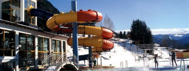 Die große Röhrenrutsche im Außenbereich