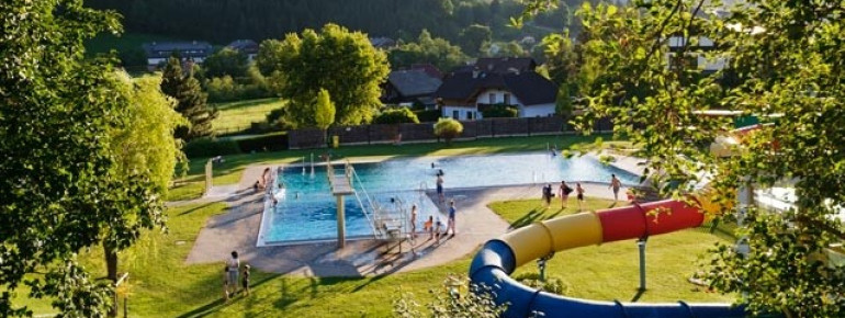 Badeanlage mitten im Grünen