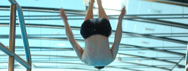 Am Springerturm kannst du aus verschiedenen Höhen einen Sprung ins kühle Nass wagen.