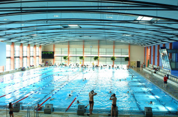 Das Schwimmbecken bietet mit zehn 50-Meter-Bahnen, die auch quer als 25-Meter-Bahnen genutzt werden können, genügend Platz für Schwimmer.