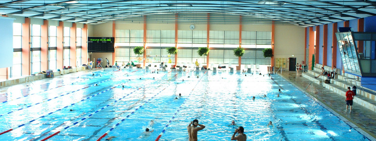Das Schwimmbecken bietet mit zehn 50-Meter-Bahnen, die auch quer als 25-Meter-Bahnen genutzt werden können, genügend Platz für Schwimmer.
