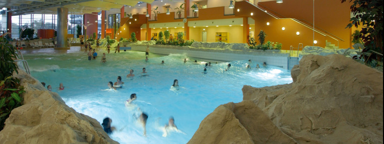 Das Wellenbecken verspricht Spaß für Jung und Alt.