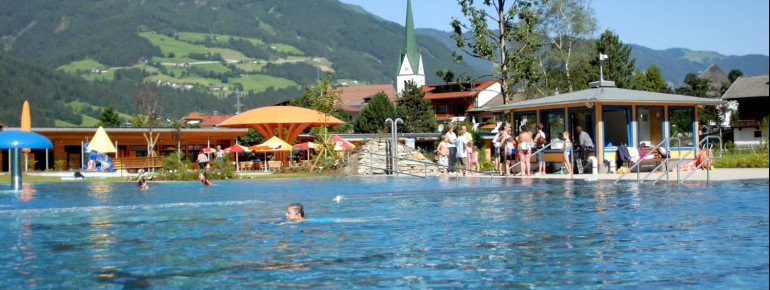 Blick auf das Sportbecken