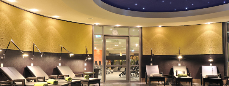 Im Ruheraum kann nach dem Saunieren entspannen.