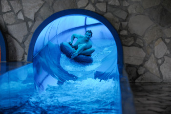 In der Aqua-Choice-Rutsche hast du während der Fahrt die Wahl zwischen zwei Röhren
