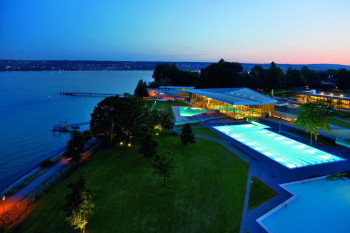 Der moderne Bau der Therme Konstanz schmiegt sich an das Ufer des Bodensees. Eine breite Glasfront ermöglicht den Blick auf den See und die umliegende Landschaft.