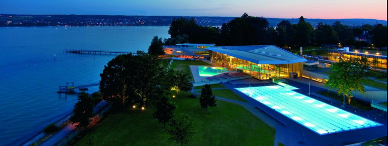 Der moderne Bau der Therme Konstanz schmiegt sich an das Ufer des Bodensees. Eine breite Glasfront ermöglicht den Blick auf den See und die umliegende Landschaft.