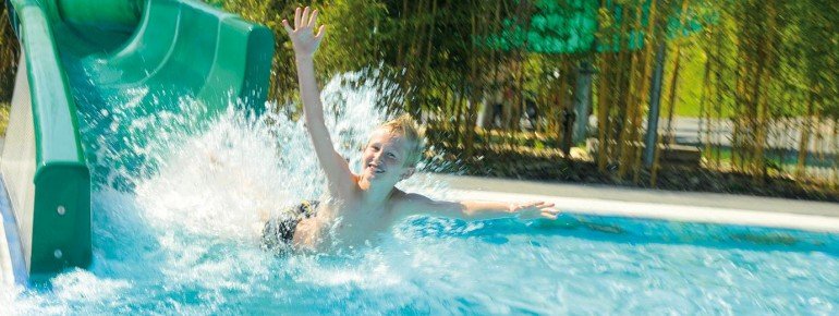 Rutschenspaß ist in der Bodensee-Therme Konstanz dank der Großrutschbahn und Breitwasserrutsche garantiert.