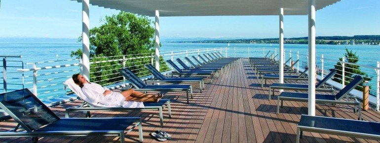 Am Panoramadeck lässt es sich bei herrlicher Kulisse direkt über dem Wasser des Bodensees entspannen.