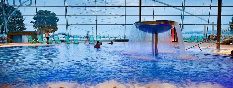 Das Innenbecken der Therme bietet mit Wassersprudlern, Nackenduschen, Massagedüsen und Fußreflex-Bodendüsen optimale Entspannungsbedingungen.